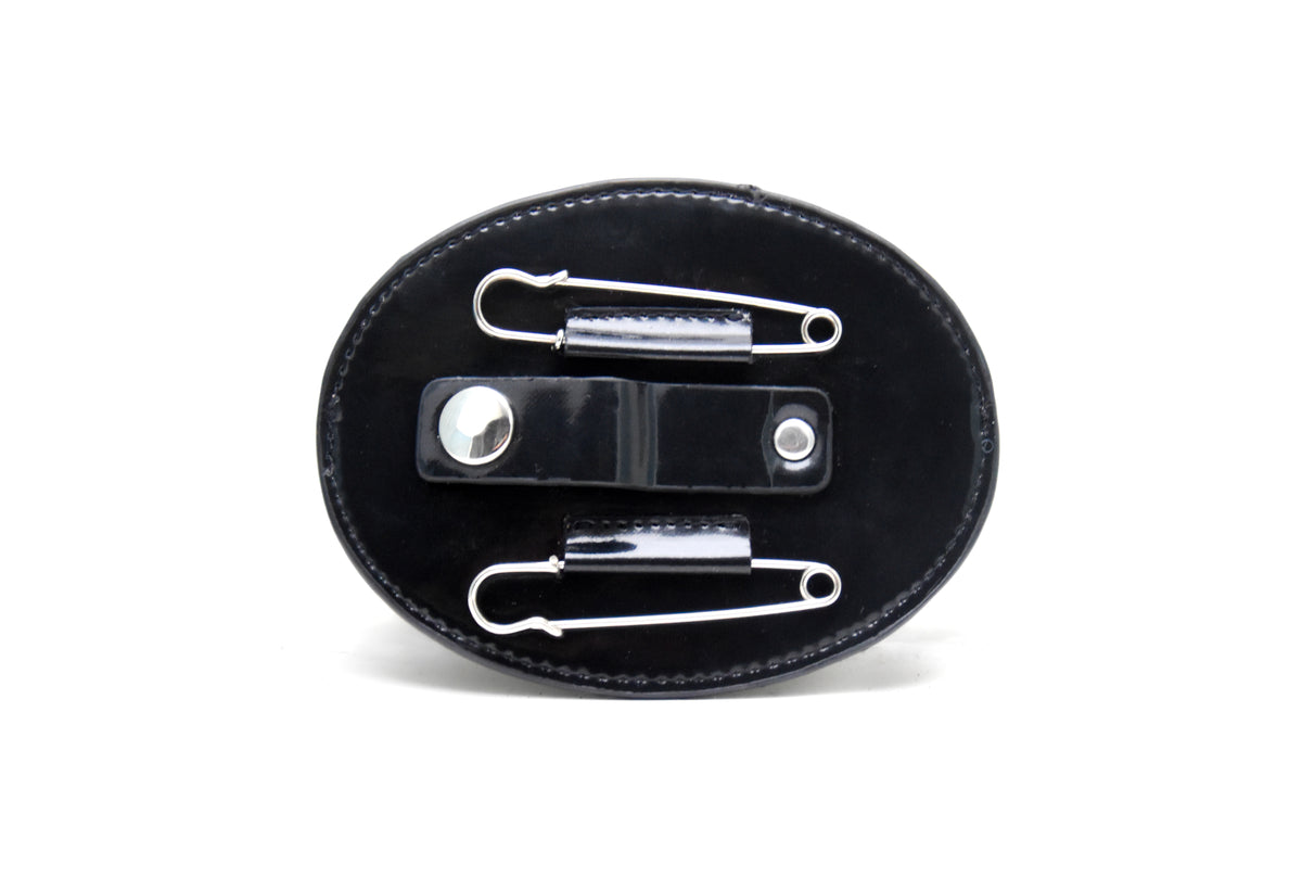 Illustration of the competition number: magnetic closure at the top, a button for the bridle or halter and safety pins for saddle pads